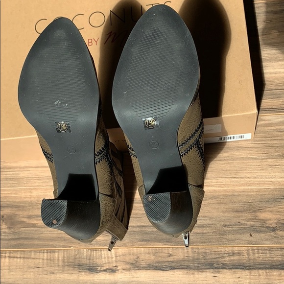 Taupe boots with Black Whipstitch design. - Picture 5 of 6